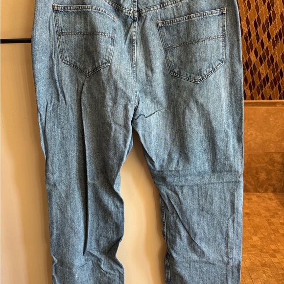 Medium wash men’s size 44–32 Tommy Hilfiger jeans, slight wear on bottom calf - Picture 2 of 4